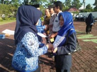 PLH.Sekdakab Labuhanbatu Serahkan Bantuan Purna Tugas