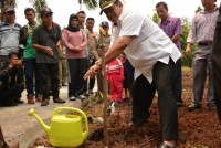 Ahmad Syah mengajak warga Sungai Pakning untuk menjadikan menanam pohon sebagai budaya