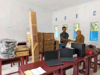 Pemkab Bengkalis Bantu  SMPN 7 Bathin Solapan 23 Lap Top