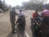 Babinsa Salo Timur Koramil 01/Bkn Peduli Sesama, Bagikan Masker kepada Warga Binaan