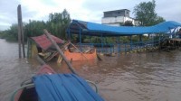 Dermaga Kantor Camat Pelangiran Terjun ke Sungai