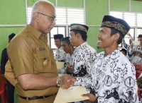 Pjs Bupati Inhil Serahkan SK Guru Honor di Kecamatan Keritang