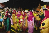 Ketua TP PKK Bengkalis Kasmarni Tinjau Stand Bazar MTQ ke 3  Bathin Solapan 