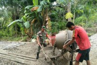 Babinsa Koramil 09/lgm Kodim 0313/Kpr Motivasi Warga Ciptakan Gotong Royong Kebersamaan