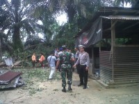 TNI dan Polri Bantu Korban Angin Puting Beliung di Lubuk Napal-Rohul