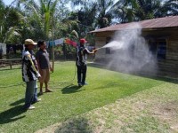 Cegah Penyebaran Covid-19,DPD II IPK Bengkalis DanTim Relawan Bunda  Kasmarni Semprot Rumah Warga