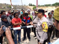 Kapolres Bengkalis meredakan masa, Gelar aksi demo di depan Yayasan Raja Tawar Mula Jadi di Duri