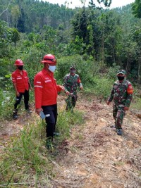 Babinsa Koramil 05/Kampar Kiri Kodim 0313/Kpr Laksanakan Patroli Dalam Mencegah Karhutla