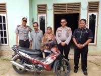 Usai Tangkap 3 Pelaku Curanmor, Anggota Polisi di Kampar Antarkan Motor Curian Kepada Pemiliknya