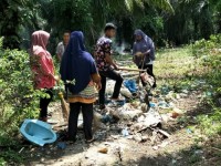 DLH Labuhanbatu Berjibaku Dengan Sampah Ditengah Wabah Corona