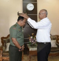 Pjs Bupati Inhil Sambut Kedatangan dan Pasangkan Tanjak Kepada Pati Mabes TNI