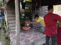 Relawan Ibu Kasmarni Bantu Sembako Bagi Warga Kurang Mampu 