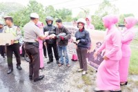 Personil Polsek Perhentian Raja dan Bhayangkari Bagikan Takjil Gratis Jelang Buka Puasa