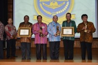 Pj Bupati Bengkalis Terima Piala WTN