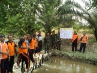 Bersinergi, Koramil 10/Perawang Dan Polsek Tualang Melaksanakan Perbaikan Kanal Blocking