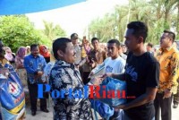 Bupati Bengkalis Serahkan Bantuan Kepada Korban Kebakaran