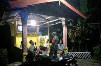 Serda Gunawan Rianto Babinsa Koramil 09 Langgam Kodim 0313 KPR Sambangi Pos Ronda Cipta Kebersamaan