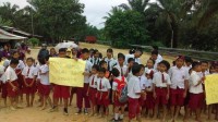 murid SD demo jalan sekolah 