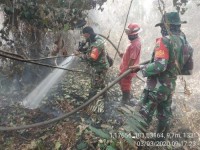 Koramil 04 Mandau Bersama Polri Dan MPA Padamkan Kebakaran Lahan Gambut