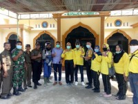 Camat Ratu, Semprotkan Desinfektan Di Kelurahan Aek Paing