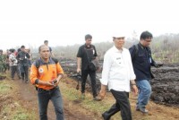 Walikota Pekanbaru Dan Pejabat Daerah Pekanbaru Beserta Presiden Indonesia Meninjau Karhutla