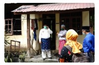 Pemkab Siak Salurkan Bantuan ke Nenek yang Rumahnya Terbakar di Mempura