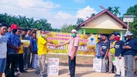 Fraksi Golkar DPRD Kabupaten Bengkalis Serahkan Bantuan Alat Semprot Disinfektan Kepada Warga 
