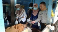 Sambangi Nenek Sebatang Kara Penderita Diabetes Akut, Bhabinkamtibmas Polsek Siak Hulu Himbau Pihak 