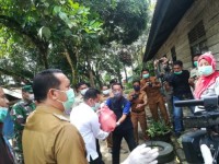 Pemkab Pelalawan Menyerahkan Paket Sembako Kepada Kaum Dhuafa Di Kelurahan Sorek I