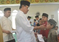 Bupati Inhil Serahkan Bantuan Kepada 63 Anak Yatim - Piatu
