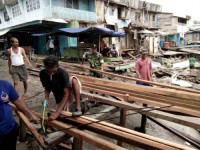 Babinsa Koramil 02/Tanah Merah Gotong Royong Dengan Masyarakat