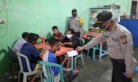 Guna Memutus Pandemi Covid-19 Polsek Pinggir Membagikan Masker