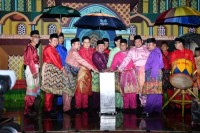 Anggota DPRD Menghadiri Pelantikan Pengurus IKMR IPMR Dan IWMR Kec Pinggir 