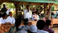 Disnakan Rohul Tebar 10 Ribu Benih Ikan di Sungai Deras Hulu