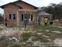 Pupuk Kemanunggal TNI Rakyat Babinsa Koramil 09/Lgm Kodim 0313/Kpr Bantu warga Bangun Rumah