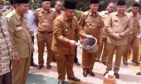 Peletakan batu pertama pembangunan kantor Kemenag Labuhanbatu selatan.