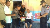 JUMAT BAROKAH, POLSEK TAPUNG BERIKAN SEMBAKO KEPADA WARGA KURANG MAMPU