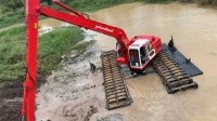 Demo Excavator Amphibios Nilai 5,8 Milyar Buatan PT Pindad Uji Coba Di Sungai Kerinci