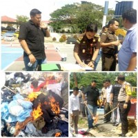 POLRES PELALAWAN LAKUKAN PEMUSNAAN PAKAIAN BEKAS HASIL TANGKAPAN