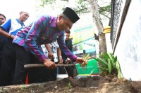 Wakil Walikota Menerima dan Menanam Rumput Vetiver dari Mahasiswa Biologi UMRI