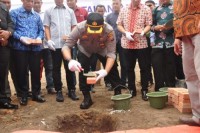 Kapolres Letakkan Batu Pertama Pembangunan Mako Polsubsektor Pelalawan