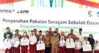 Bupati Pelalawan HM Harris Menghadiri Penyerahan Bantuan Seragam Berbahan Serat Rayon 