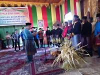 Bupati Bengkalis Kukuhkan Kepala Suku Sakai Di Mandau.