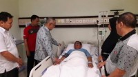 Gubri dan Plt Ketua Golkar Inhil Besuk Bupati Wardan di Rumah Sakit