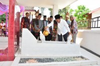Ziarah Makam Naualuh Damanik
