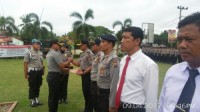 Kapolres Kampar Berikan Reward Kepada 5 Personil Atas Perannya Wujudkan Pilkada Damai