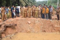 Bersama Kasmarni,Bupati  Tinjau Pelaksanaan Pembangunan di 4 Kecamatan