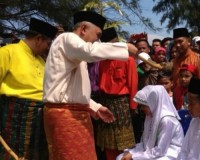 Ribuan Warga Ikuti Ritual Mandi Safar di Rupat