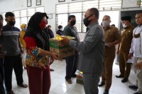 Forkomdes Labuhanbatu Serahkan Bansos Pangan