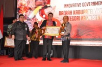 Bupati Pelalawan Menerima Piala Dan Penghargaan IGA 2019 Peringkat 1 Kategori Daerah Perbatasan